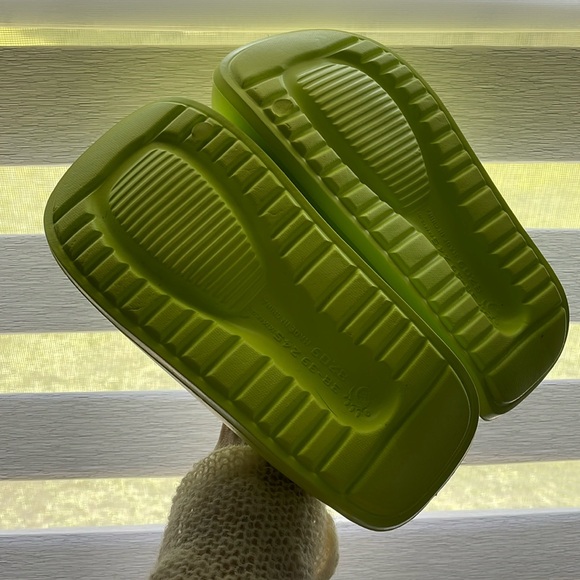 NEW 🆂🅾🅻🅳 Lime green platform pool slides beach shoes 7 chunky flatforms rare - Picture 5 of 10